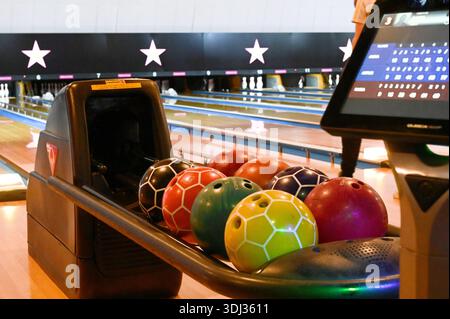 Palle da bowling e birilli nel bowling Foto Stock