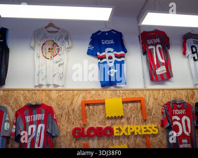 Cremona, Italia 9 gennaio 2026 maglie da calcio di vari club, tra cui Sampdoria e Cremonese, con nomi e firme dei giocatori sul Foto Stock