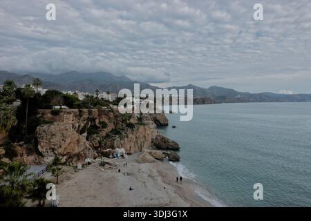 Vista delle spiagge e della Sierra de Almijara dal Balcón de Europa, Nerja, Andalusia, Spagna Foto Stock