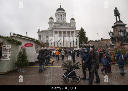 Vivace mercato di Natale, Piazza del Senato, Helsinki, Finlandia Foto Stock