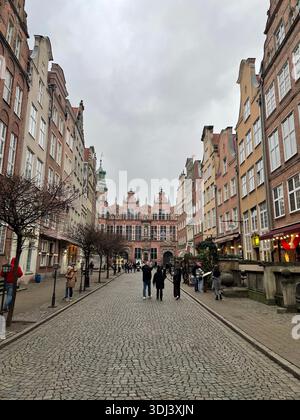 Case storiche colorate nella città vecchia di Gdańsk, Polonia, che mostrano la tradizionale architettura europea e il patrimonio anseatico della città Foto Stock