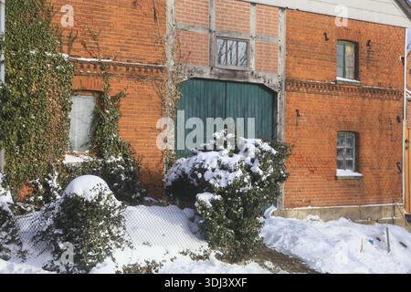 Vecchio fienile in mattoni, villaggio di montagna di Luedersen nevicò in inverno dopo la tempesta di neve di Elli, Springe, regione di Hannover, bassa Sassonia Foto Stock