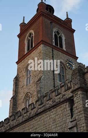 La Clock Tower, St Giles-without-Cripplegate è una chiesa anglicana nella City di Londra, situata in Fore Street all'interno del moderno complesso Barbican. Quando Foto Stock