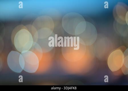 Luci bokeh astratte con cerchi morbidi e sfocati in toni caldi. Foto Stock