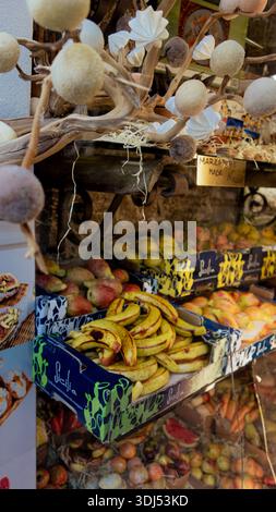 Frutta al cioccolato in un piccolo negozio in Sicilia Foto Stock