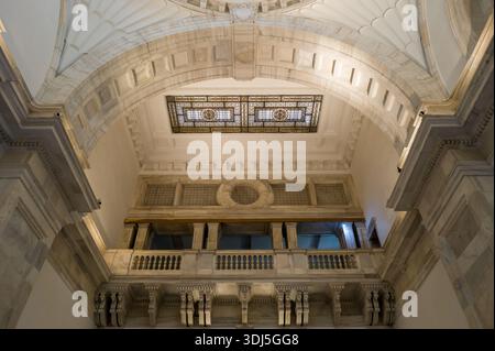 Calcutta, India - 23 marzo 2024: L'immagine mostra l'interno in marmo del Victoria Memorial, con un grande arco, un balcone decorativo e un pannello rettangolare in vetro colorato. Foto Stock
