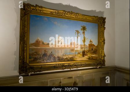 Calcutta, India - 23 marzo 2024: L'immagine mostra un dipinto incorniciato raffigurante il Taj Mahal, montato su una parete interna del Victoria Memorial con ornata cornice d'oro e pannelli murali visibili. Foto Stock