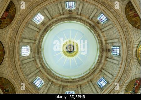 Calcutta, India - 23 marzo 2024: L'immagine mostra il soffitto interno a cupola del Victoria Memorial, caratterizzato da lavori concentrici in pietra, vetrate colorate, colonne decorative e murales dipinti. Foto Stock
