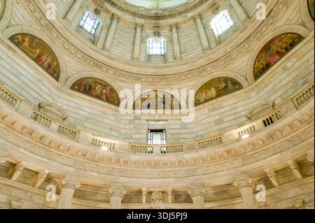 Calcutta, India - 23 marzo 2024: L'immagine mostra l'interno superiore della cupola Victoria Memorial, con finestre ad arco, colonne di marmo e una serie di murales dipinti incastonati all'interno di archi decorativi. Foto Stock