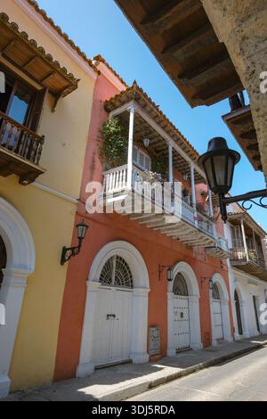 Cartagena de Indias, Colombia - 19 gennaio 2026: Veduta di una strada nel centro storico di Cartagena de Indias, Colombia. Foto Stock