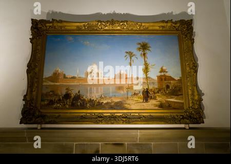 Calcutta, India - 23 marzo 2024: L'immagine mostra un dipinto incorniciato raffigurante il Taj Mahal, montato su una parete interna del Victoria Memorial con ornata cornice d'oro e pannelli murali visibili. Foto Stock