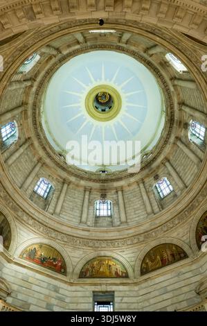 Calcutta, India - 23 marzo 2024: L'immagine mostra la vista interna del soffitto a cupola del Victoria Memorial, caratterizzato da un lucernario circolare centrale, murali dipinti, finestre ad arco e dettagliati lavori in pietra. Foto Stock