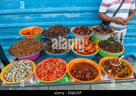 Insetti, serpenti, gamberi e uova commestibili in vendita in una stalla all'aperto sul lungofiume, Phnom Penh, Cambogia, Indocina. Credito: Kraig Lieb Foto Stock