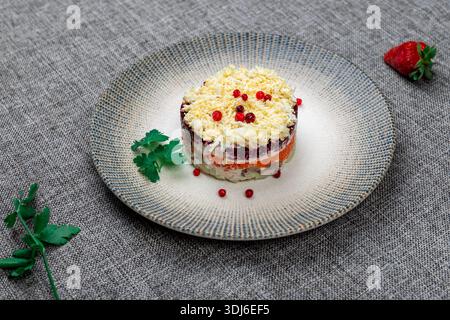 Un classico antipasto di Capodanno russo fatto in casa o per le vacanze, conosciuto come "aringhe vestite" o "Selyodka Pod Shuboy". Questa insalata a strati è composta da finemente Foto Stock