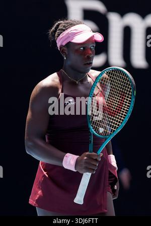 Melbourne, Australia. 25 gennaio 2026. Victoria Mboko reagisce durante la partita del quarto turno del singolare femminile tra Aryna Sabalenka della Bielorussia e Victoria Mboko del Canada all'Australian Open di Melbourne, Australia, 25 gennaio 2026. Credito: Ma Ping/Xinhua/Alamy Live News Foto Stock