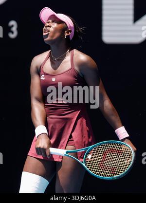 Melbourne, Australia. 25 gennaio 2026. Victoria Mboko reagisce durante la partita del quarto turno del singolare femminile tra Aryna Sabalenka della Bielorussia e Victoria Mboko del Canada all'Australian Open di Melbourne, Australia, 25 gennaio 2026. Credito: Ma Ping/Xinhua/Alamy Live News Foto Stock