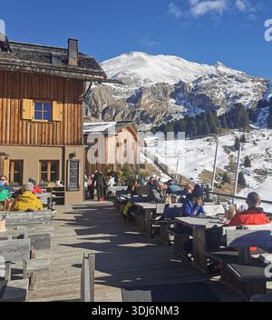 Apres ski sulla terrazza dell'Hotel Zallinger sulla pista rossa 34 dell'Alpe di Siusi, accessibile da Ortisei in Val Gardena. Foto Stock