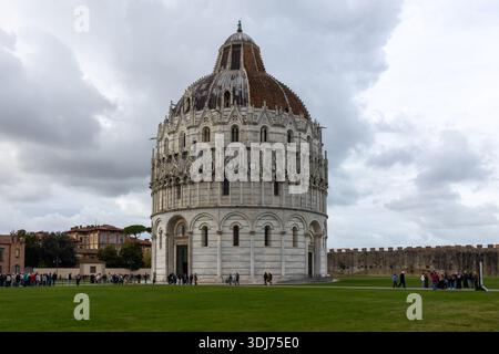 Baptisterio de San Juan en Pisa, el más grande de Italia. Edificio Circular de Mármol blanco con detalles románicos y góticos.cielo de tormenta.Italia Foto Stock