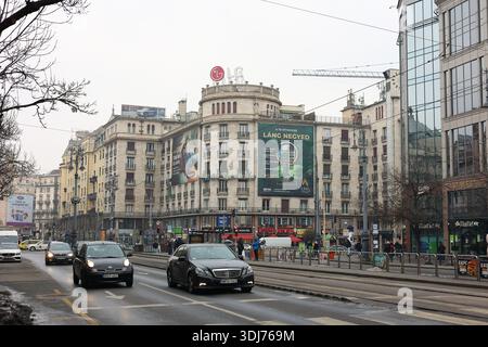 Piazza e incrocio stradale Astoria con il traffico e gli edifici storici di Budapest, Ungheria durante l'inverno Foto Stock