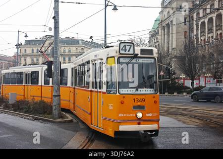 Tram giallo sulla linea 47 in Piazza San Gellért a Budapest, Ungheria Foto Stock