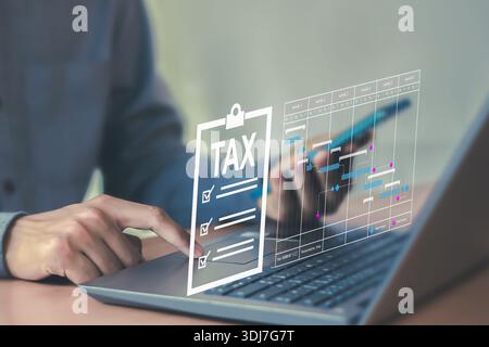 Concetto di calcolo della dichiarazione dei redditi ricerca finanziaria uomo fiscale governativo utilizzando laptop compilando il modulo di imposta sul reddito online per il pagamento Foto Stock