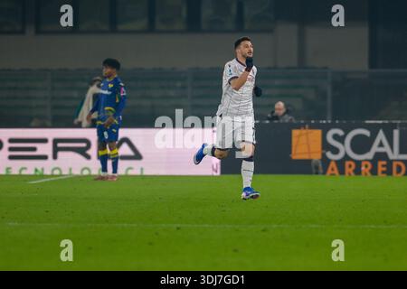 Riccardo Orsolini di Bologna festeggia dopo aver segnato un gol durante la partita di calcio tra Hellas Verona FC e Bologna FC, MD16 di serie A Eniliv Foto Stock