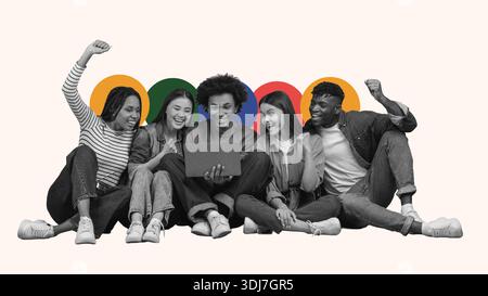 Cinque amici siedono sul pavimento con sorrisi e saluti mentre guardano qualcosa su un tablet Foto Stock