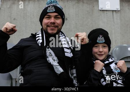 Newcastle Upon Tyne, UK. 25th Jan, 2026. Newcastle United fans ahead of the Newcastle United vs Aston Villa Premier League match at St. James' Park, Newcastle Upon Tyne. Picture credit should read: Nigel Roddis/Sportimage Credit: Sportimage Ltd/Alamy Live News Foto Stock