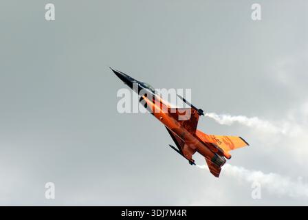 Volkel Paesi Bassi 19 giugno 2009. Luchtmachtdagen. Giorni dell'aeronautica. Koninklijke Luchtmacht (Royal Netherlands Air Force) F16 in mostra da solo. Foto Stock