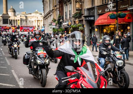 I manifestanti iraniani in moto girano per il centro di Londra a sostegno di un cambio di regime e della libertà in Iran, Londra, Regno Unito, 24/01/2026 Foto Stock