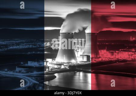 Centrale nucleare con bandiera nazionale francese che simboleggia la produzione di energia pulita Foto Stock