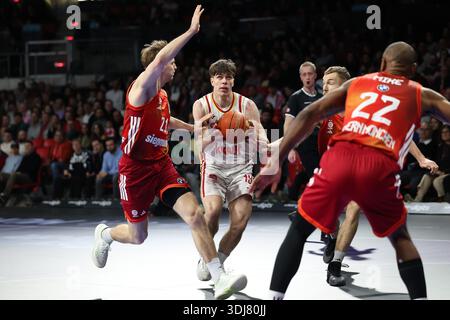 Christian Skaladanowski (fitness First Wuerzburg Baskets, #19) con Justuz Hollatz (FC Bayern Basketball, #21) e Niels Giffey (FC Bayern Basketball, #05), con Isiaha Mike (FC Bayern Basketball, #22), GER, FC Bayern Basketball vs. Fitness First Wuerzbur Foto Stock
