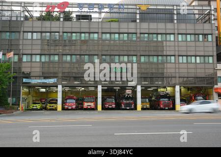 Seoul, Corea del Sud: Edificio della stazione dei vigili del fuoco di Gangnam con veicoli di emergenza parcheggiati all'interno del garage dei vigili del fuoco Foto Stock