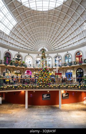 LEEDS, REGNO UNITO, - 4 DICEMBRE 2025. Vista interna dell'architettura vittoriana dell'edificio del Leeds Corn Exchange decorato per lo shopping natalizio con Chris Foto Stock