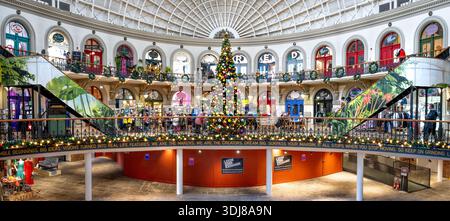 LEEDS, REGNO UNITO, - 4 DICEMBRE 2025. Vista interna dell'architettura vittoriana dell'edificio del Leeds Corn Exchange decorato per lo shopping natalizio con Chris Foto Stock
