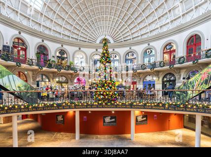 LEEDS, REGNO UNITO, - 4 DICEMBRE 2025. Vista interna dell'architettura vittoriana dell'edificio del Leeds Corn Exchange decorato per lo shopping natalizio con Chris Foto Stock