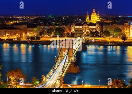 Vista aerea notturna di Budapest con Ponte delle catene e Basilica di Santo Stefano, Ungheria. Foto Stock