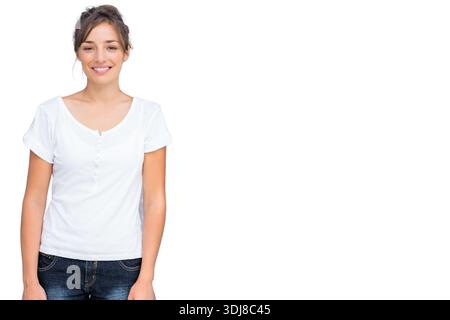 Donna in piedi sulla fotocamera rivolta a sinistra, sorridente da sfondo bianco in henley top, spazio copia. Ritratto, studio, minimalista, casual, headshot, prof Foto Stock