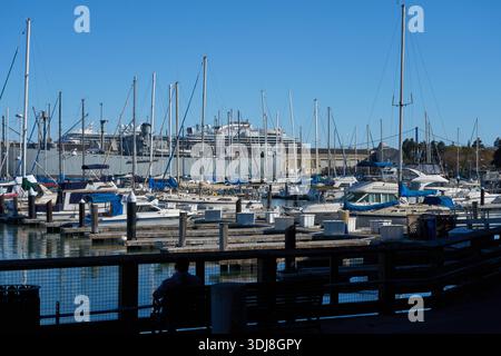 San Francisco, USA - 27 ottobre 2025 - San Francisco Pier 39 marina in una giornata limpida Foto Stock