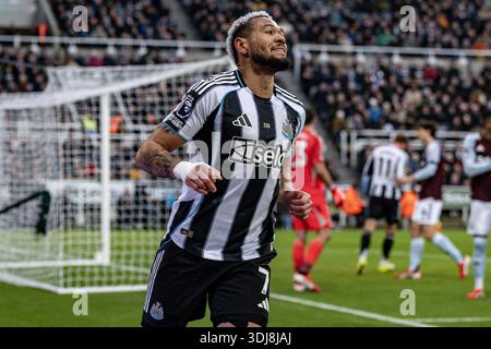 Newcastle Upon Tyne, UK. 25th Jan, 2026. NEWCASTLE UPON TYNE, ENGLAND - JANUARY 25: Joelinton of Newcastle United reacts during a Premier League match between Newcastle United and Aston Villa at St James Park on January 25, 2026 in Newcastle Upon Tyne, England. (Photo by Richard Callis/Sports Press Photo) Credit: SPP Sport Press Photo. /Alamy Live News Foto Stock