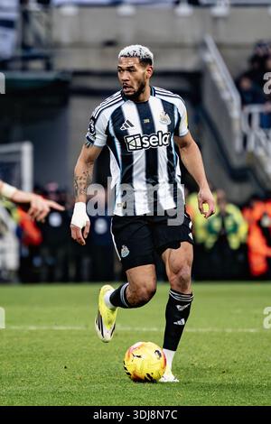 Newcastle Upon Tyne, UK. 25th Jan, 2026. NEWCASTLE UPON TYNE, ENGLAND - JANUARY 25: Joelinton of Newcastle United controls the ball during a Premier League match between Newcastle United and Aston Villa at St James Park on January 25, 2026 in Newcastle Upon Tyne, England. (Photo by Richard Callis/Sports Press Photo) Credit: SPP Sport Press Photo. /Alamy Live News Foto Stock