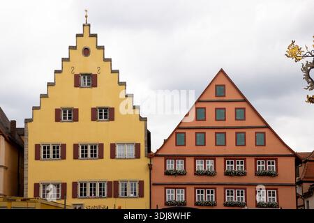 Marktplatz a Rothenburg ob der Tauber, Baviera, Germania, con Torre del Municipio, Rathaus e Torre dell'Orologio Ratstrinkstube, circondato da metà legno Foto Stock