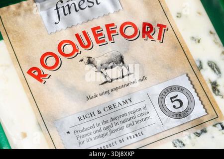 Tesco miglior pacchetto di Roquefort, Regno Unito. Formaggio blu cremoso a base di latte di pecora Lacaune crudo, originario della regione di Aveyron nel sud della Francia Foto Stock