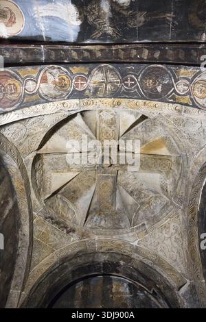 Affreschi a forma di croce su un soffitto della chiesa riccamente decorato in tonalità bianche e nere, cattedrale di Nikorzminda, regione di Racha-Lechkhumi, Svaneti inferiore, Geo Foto Stock