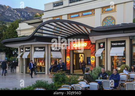 Ingresso al casinò al Cafe de Paris, alle boutique Chopard e TAG Heuer, Monte Carlo, Principato di Monaco, Mediterraneo Foto Stock