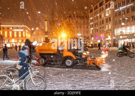 Starker Schneefall am Marenplatz, der Winterdienst räumt Schnee am Sonntagabend, München, 25. Januar 2026 Deutschland, München, 25. 2026 gennaio, starker Schneefall am Marienplatz, der Winterdienst dreht eine erste Runde über den Platz, Passanten im Flockenwirbel, neuer Schnee und Glatteis in der Altstadt, Situation am Sonntagabend um 17:45 Uhr, Glättegefahr bei -2 Grad in der Stadt, Kältewelle, Winterwetter, Winter, Bayern, *** forti nevicate a Marenplatz, il servizio invernale sgombra la neve domenica sera, Monaco, 25 gennaio 2026 Germania, Monaco di Baviera, 25 gennaio 2026, forte nevicata a Marienplat Foto Stock