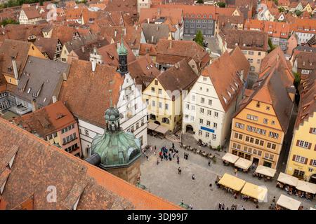 I tetti medievali e lo skyline di Rothenburg ob der Tauber dalla Torre del Municipio (Rathausturm) in Baviera, Germania, che mostrano l'architettura storica Foto Stock