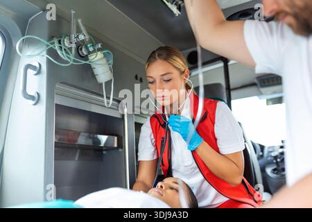 Giovane medico con stetoscopio che ascolta il cuore e i polmoni del paziente. Foto Stock