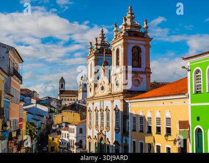 Splendida vista del centro storico di Salvador con colorati edifici coloniali e strade acciottolate, Bahia, Brasile Foto Stock
