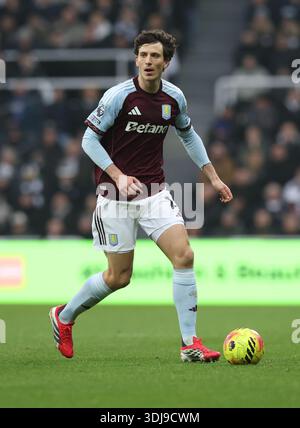 Newcastle Upon Tyne, UK. 25th Jan, 2026. Pau Torres of Aston Villa during the Newcastle United vs Aston Villa Premier League match at St. James' Park, Newcastle Upon Tyne. Picture credit should read: Nigel Roddis/Sportimage Credit: Sportimage Ltd/Alamy Live News Foto Stock